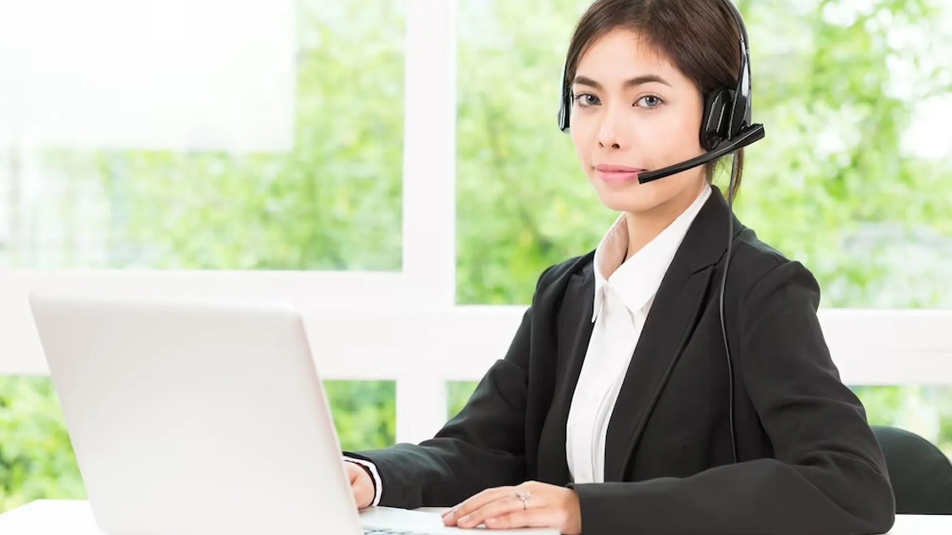 Đội ngũ hỗ trợ khách hàng rrr88 chuyên nghiệp