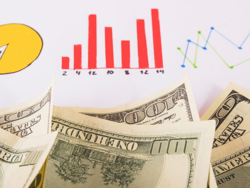 Hình ảnh người chơi đang suy nghĩ chiến thuật trên bàn cờ